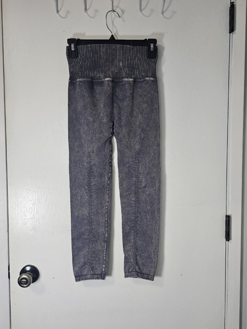Free people Distressed Print Gray Women's Leggings - Size Medium NEW - Picture 3 of 6